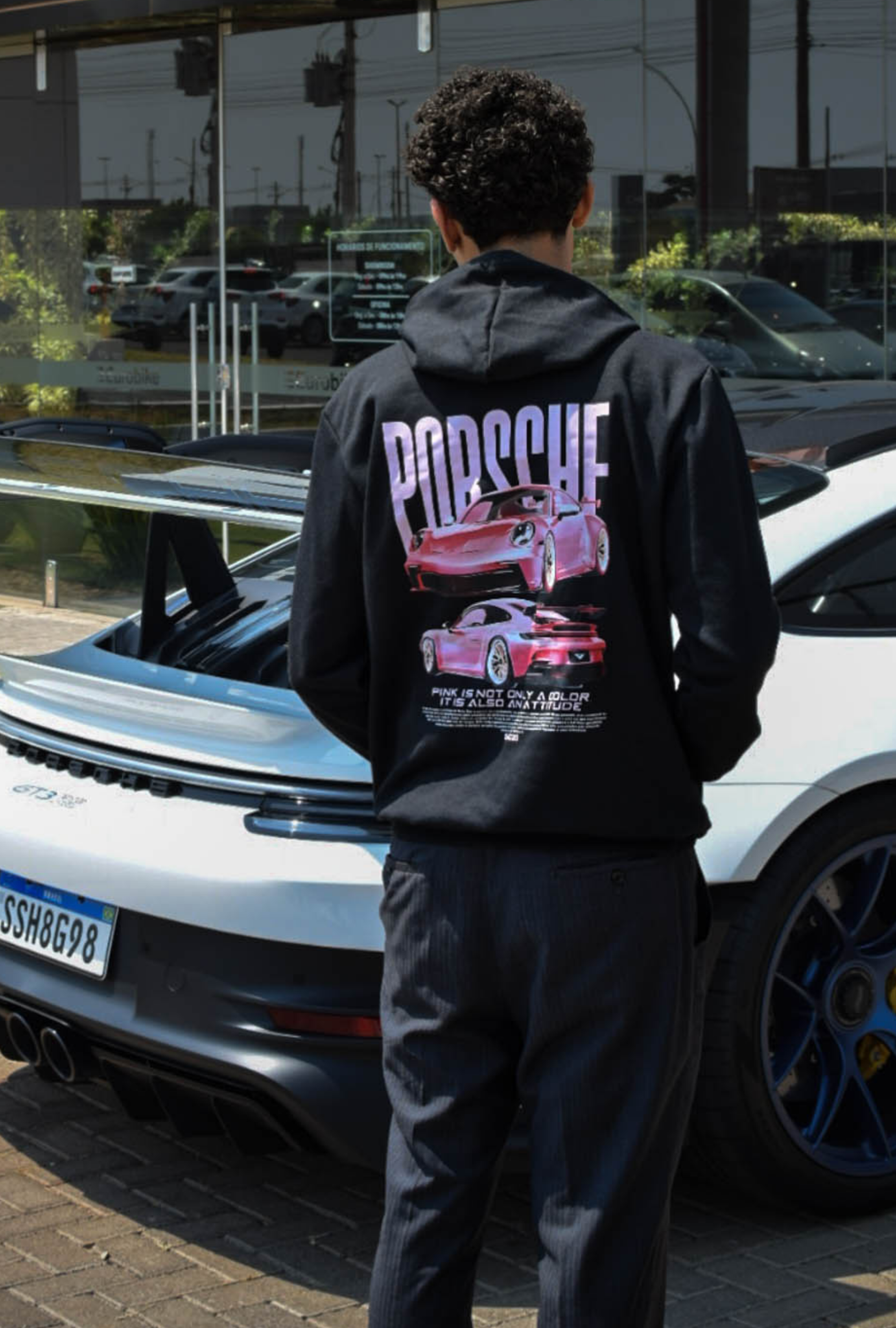 Moletom rosa com estampa Porsche, confeccionado com material sustentável e durável.