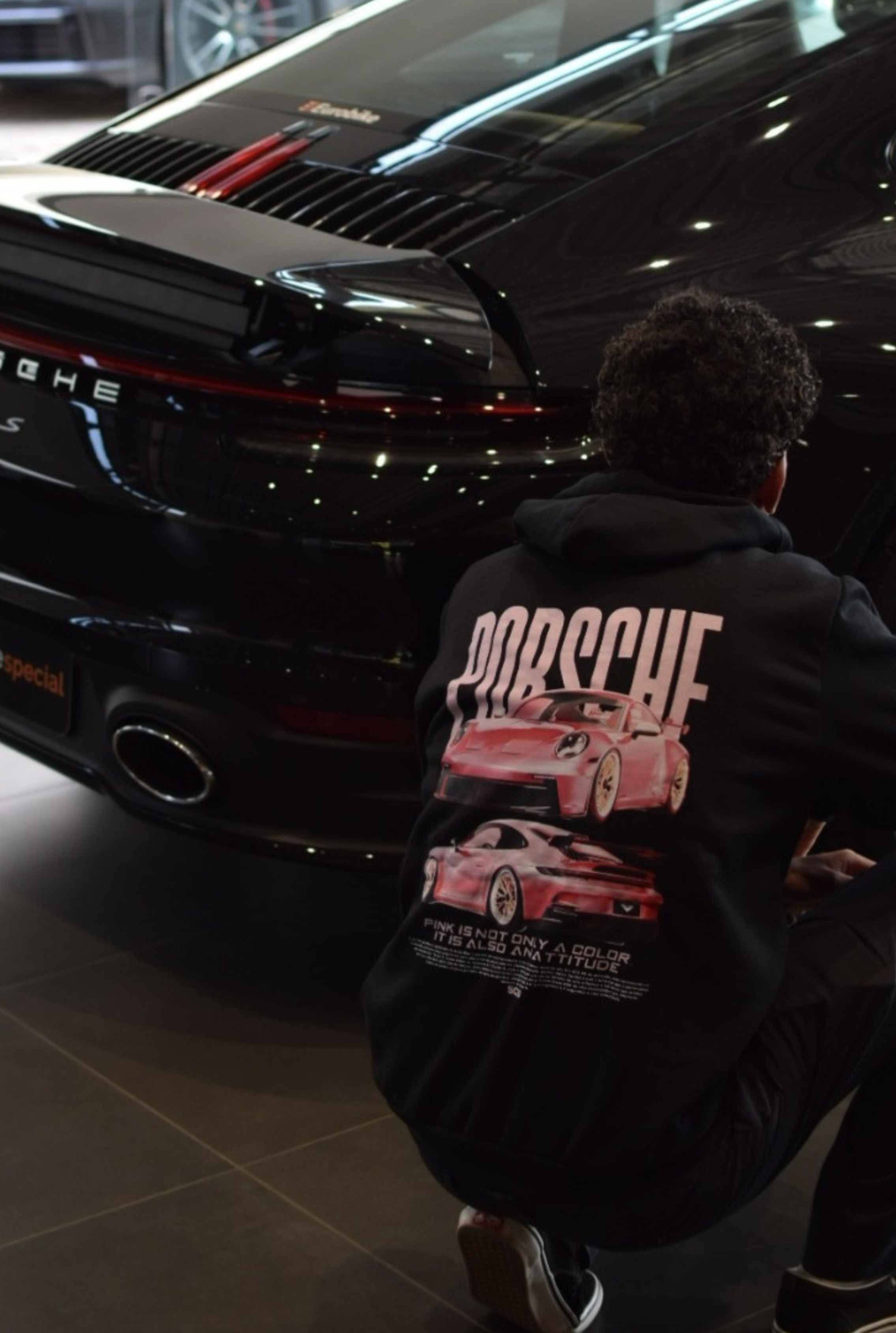 Detalhe da ribana flexível do moletom Porsche Pink que mantém a forma após vários usos.