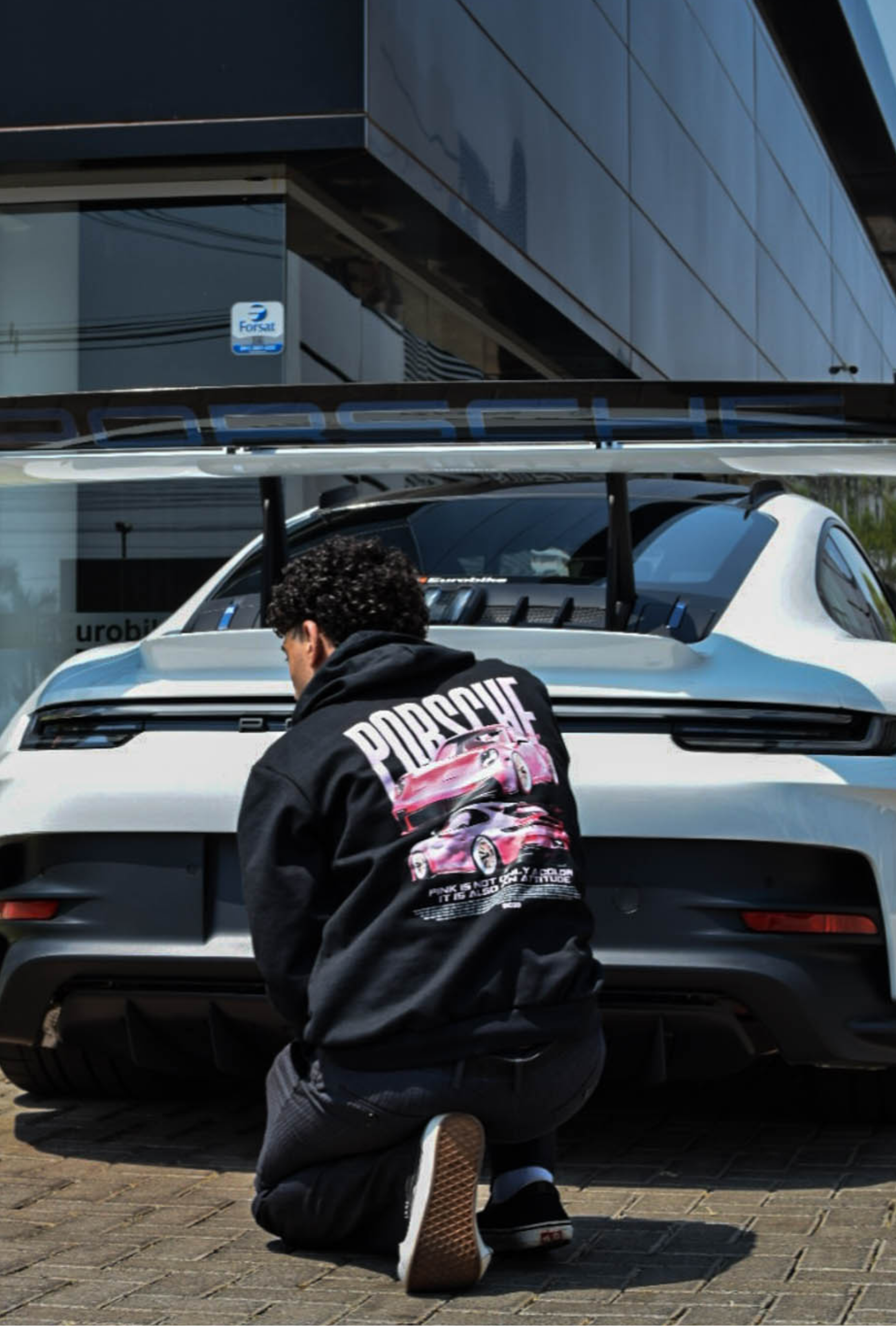 Vista frontal do moletom Porsche Pink, mostrando conforto e estilo em tecido premium.