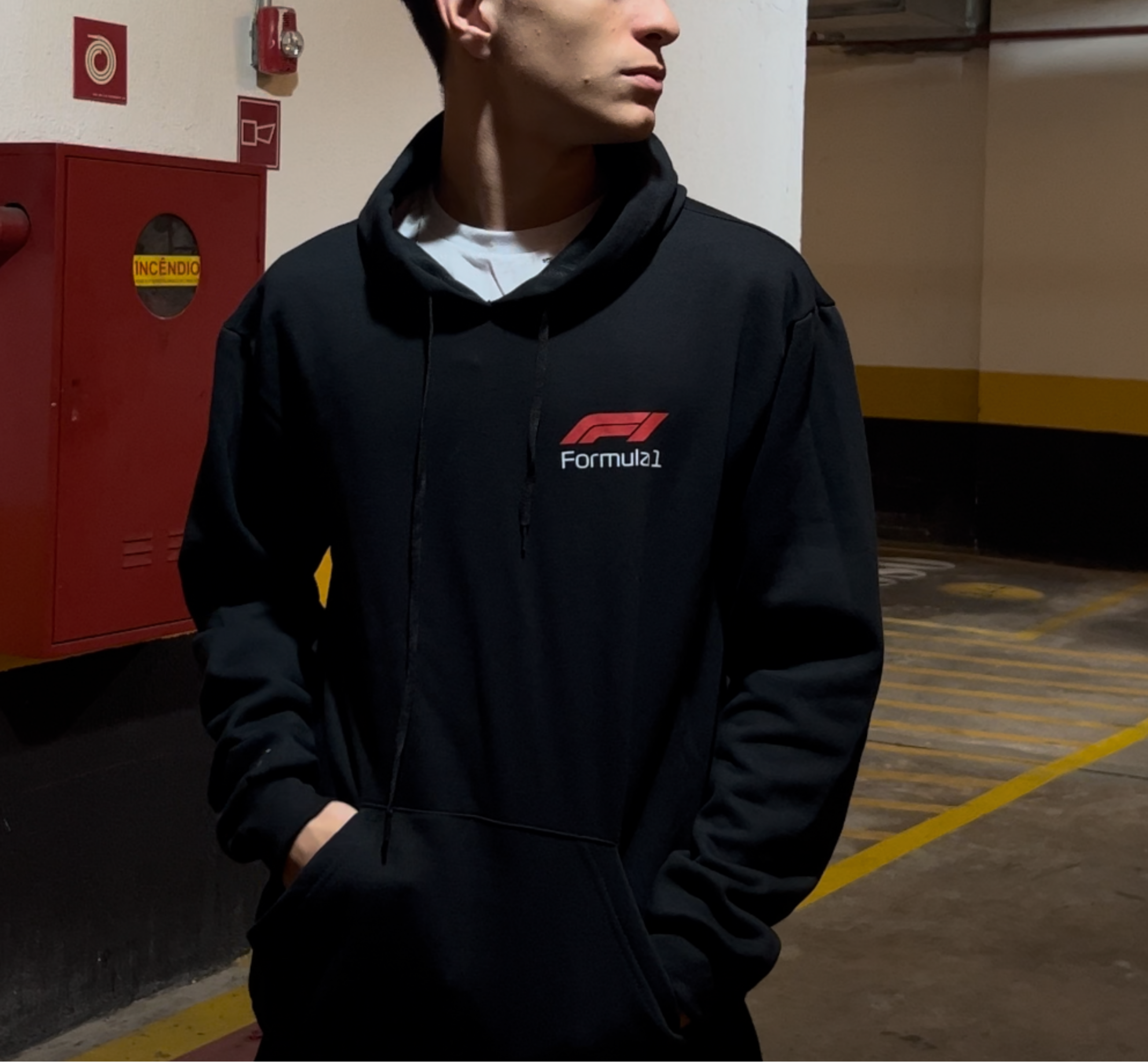Detalhe da costura e ribana flexível do Moletom Ferrari Scuderia F1.

